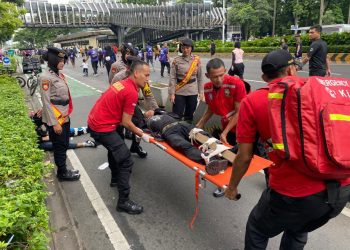 Polisi Bersepeda Sigap Bantu Evakuasi Korban Laka di CFD Jakarta